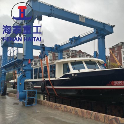 使用造船所のための新しく頑丈なボートの持ち上がるクレーン 700 トンのヨットの移動式起重機