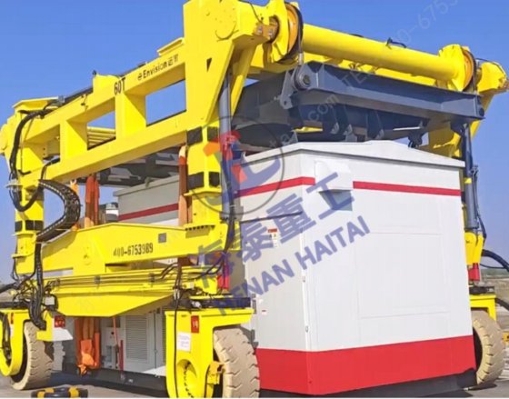 用于贝斯柜的 30 吨橡胶轮胎移动式跨运车