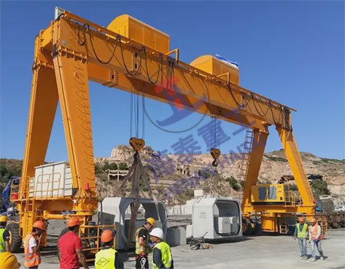 販売中の工場価格のゴム製タイヤを付けられた 40 トン 60 トンの油圧エンジン