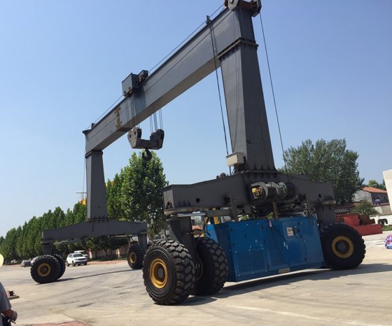 建設用プロ仕様の吊り上げ装置 40トン 60トン ゴムタイヤガントリークレーン