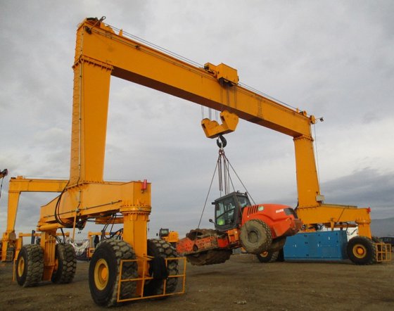 建設用プロ仕様の吊り上げ装置 40トン 60トン ゴムタイヤガントリークレーン