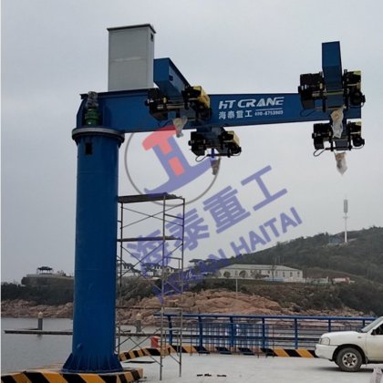 ボートを持ち上げるための柱旋回ジブクレーン