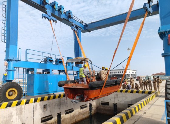 使用造船所のための大きい容量のボートの持ち上がるクレーン 700 トンのヨットの持ち上がるクレーン