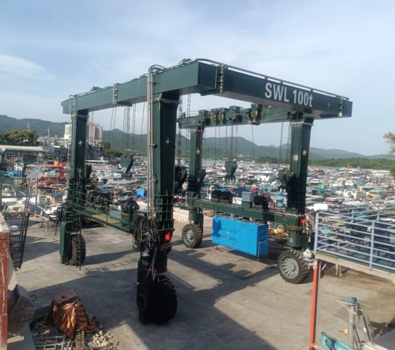 使用造船所のための大きい容量のボートの持ち上がるクレーン 700 トンのヨットの持ち上がるクレーン