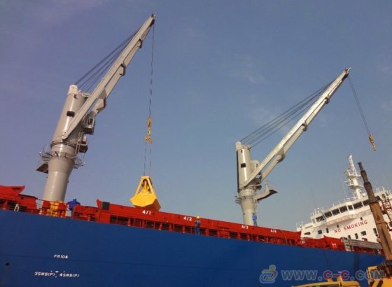 高品质伸缩式起重机 2/3/4 吨船用甲板起重机出售