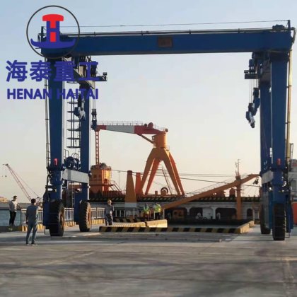 800 吨重型船用移动式升降机