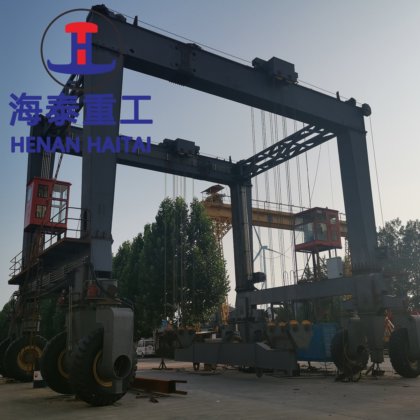 160 トン 250 トンのゴムによってタイヤを付けられる移動式またがりのキャリアのガントリー クレーン
