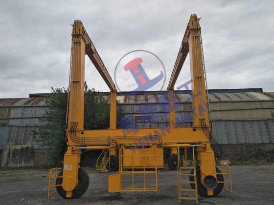 専門のゴム製タイヤを付けられた 40 トン 45 トンの構造のためのゴム製タイヤを付けられたクレーン