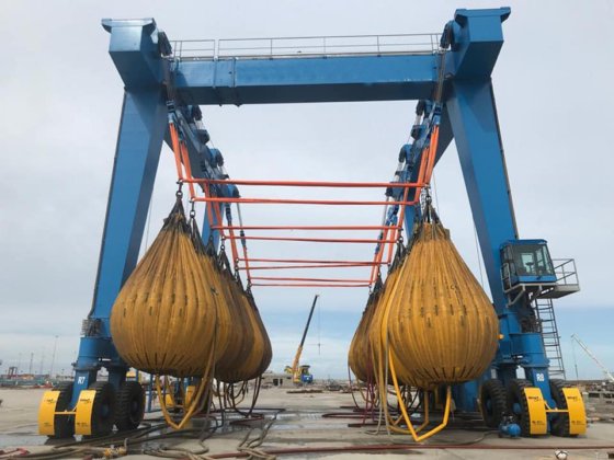 販売のための 600 トンのゴム製タイヤの船のボートの持ち上がるガントリー クレーン