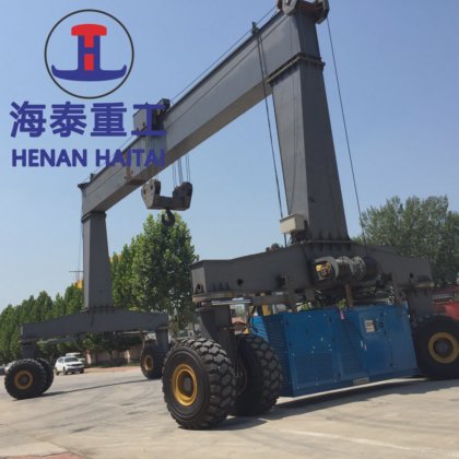 中国制造商起重设备 40~140 吨建筑用移动式龙门吊