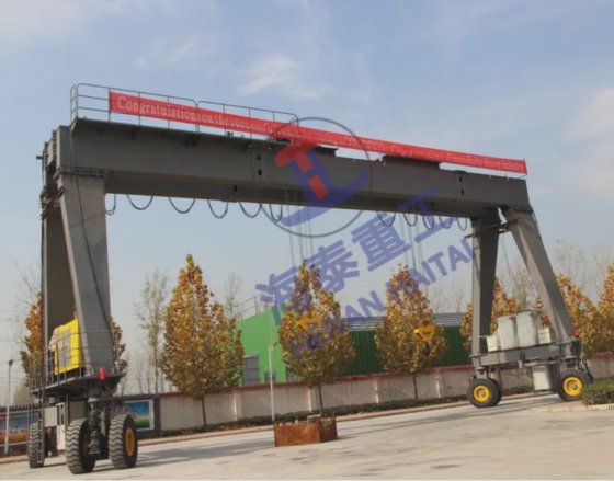 工場は販売のゴム製タイヤを付けられた 100/120/140 トンのゴム製タイヤを付けられたクレーンをカスタマイズしました