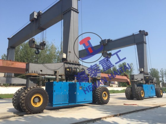 頑丈なまたがりのキャリア 32 トン 45 トンの油圧エンジン