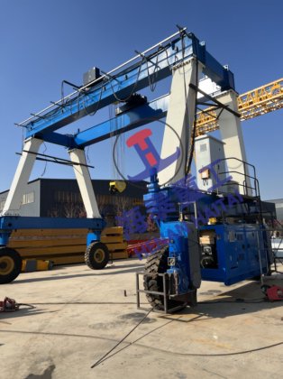 頑丈なまたがりのキャリア 32 トン 45 トンの油圧エンジン