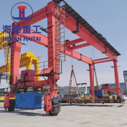 50 トンの移動式ゴムはまたがりのキャリアのガントリー クレーンの価格をタイヤを履きました