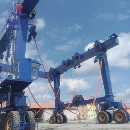 マリーナの造船所のボートの持ち上がるクレーン旅行上昇の価格