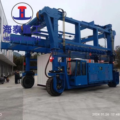 中国 90 吨集装箱移动跨运车