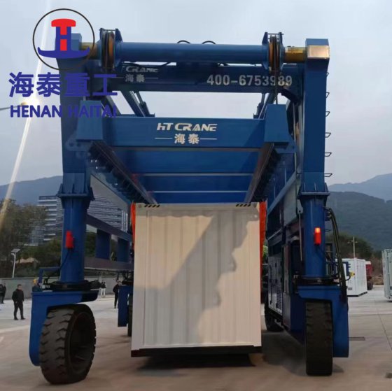 中国 90 吨集装箱移动跨运车