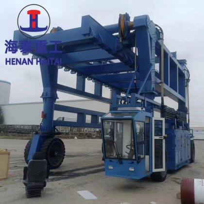 中国 90 吨集装箱移动跨运车