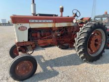 Farmall 560 wide front-end tractor,