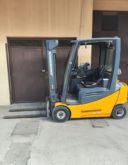 ユングハインリッヒフォークリフトとEFG 316パレットトラック