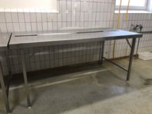 Stainless cutting table with sorting