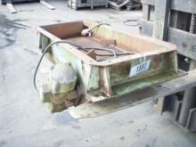 Vibrating screen with 2 motors
