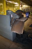 Hydraulic tilting for stacking boxes