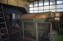 Vibrating conveyor for loading induction
