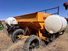Double L 9560 6-row planter