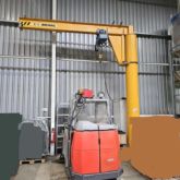 Column slewing crane