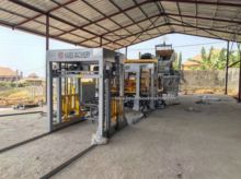 Block making machine with batching