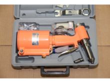 Air riveting machine