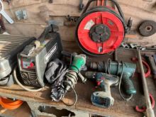 Workbench with various (electric) tools
