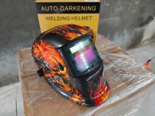 Automatic welding helmet