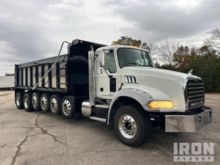 2013 Mack GU813