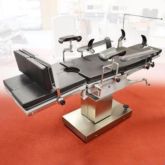 RADIOLUCENT OPERATING TABLE WITH ACCESSORIES
