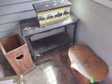 Storage Bench Approx 22"x16"x17", Table