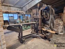 Board cutting machine