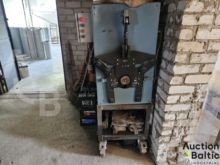 Machine for making corrugated elbows